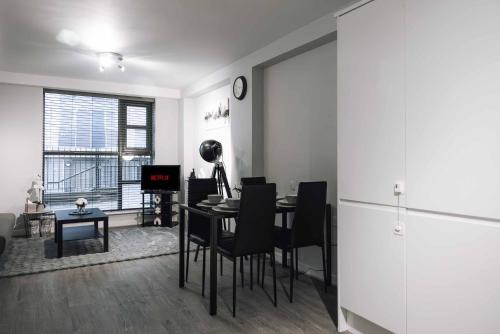 Luxury 2 Bedroom Apartment near Stratford Station for Corporate and Group Stays