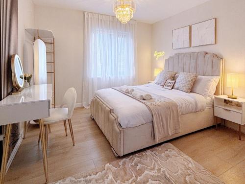 Luxury 2 bedroom Leeds City Apartment with Free parking & Jacuzzi bath