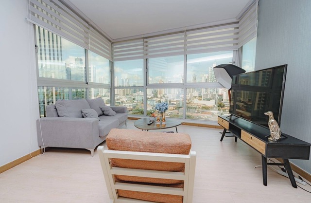 Luxury 2BR Cityview apt, parking and balcony