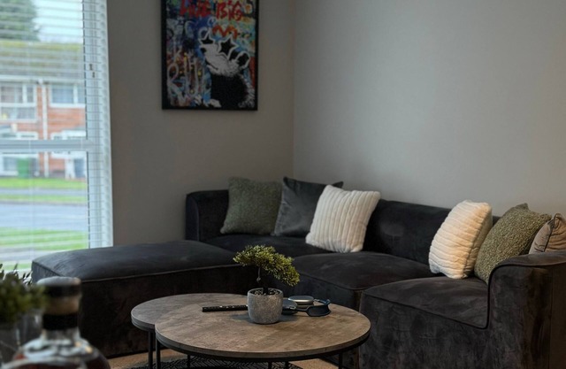 Luxury 3 Bed Apartment, Private Parking. BHX/JLR/NEC/HS2