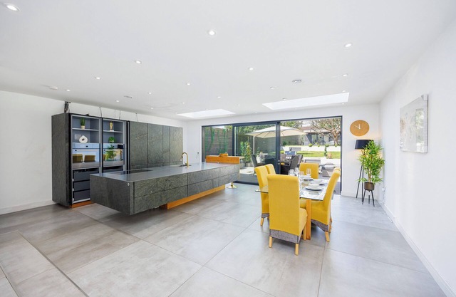 Luxury 3-Bedroom House with Large Garden & Outhouse in St Albans