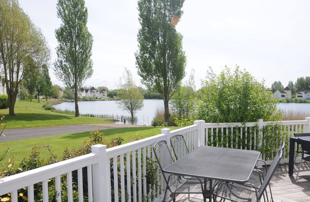 Luxury 3 bedroom lakeside turret lodge with private wrap around deck