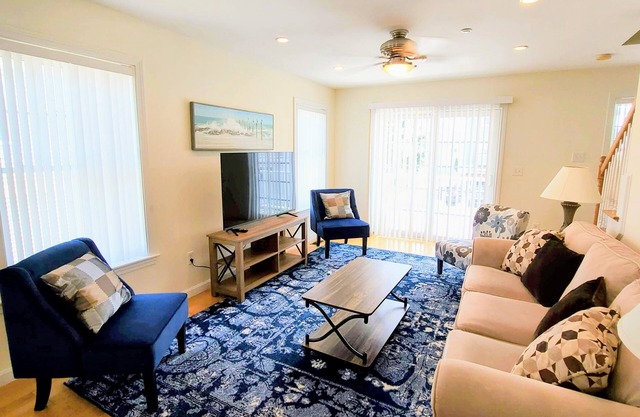 Luxury 3 Br + parking Hampton Beach Island section, steps to sandy beach! side A