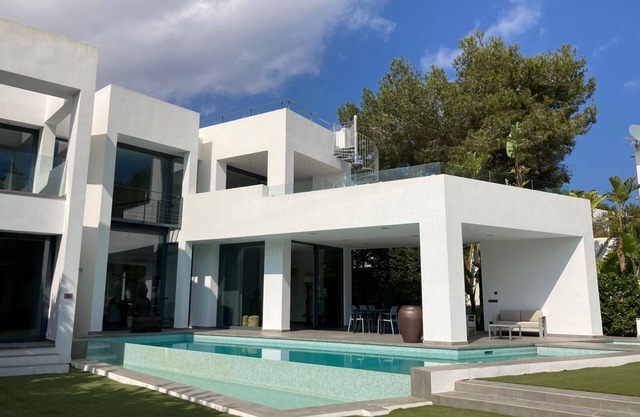 Luxury 4-Bedroom Villa, 1 Min to Beach - Ideal for Families, Couples & Friends