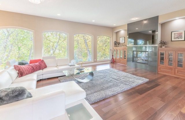 Luxury 4-bedroom Wayzata Home near Lake Minnetonka