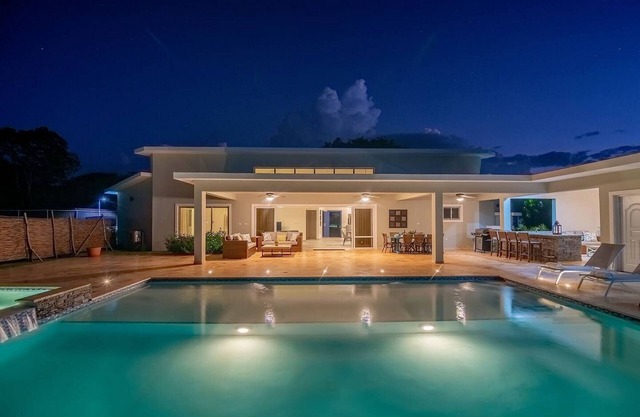 Luxury 4BD villa in gated residence with waterpark and free shuttle bus