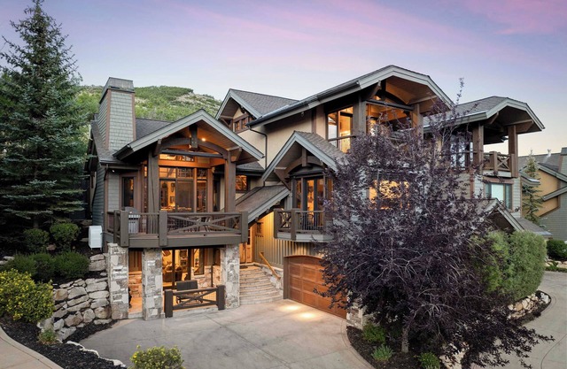 Luxury 4BR Retreat | Hot Tub, Views & Fireplace