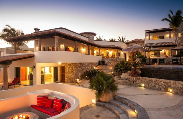 Luxury 5 BR Beachfront Casa Ocho w/ WiFi, Pool, Home Gym + Much More!