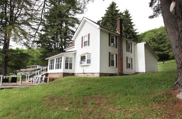 Luxury accommodation overlooking Lake Otsego with private waterfront. 11 rooms.