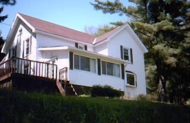 Luxury accommodation overlooking Lake Otsego with private waterfront. 11 rooms.