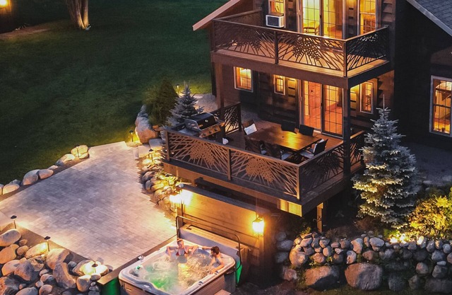 Luxury Adirondack 14ft Water Wheel Cabin with Lake Access & HOT TUB