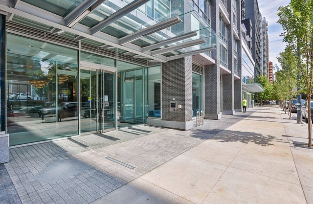 Luxury and Modern 1 Bedroom Apartment with Parking