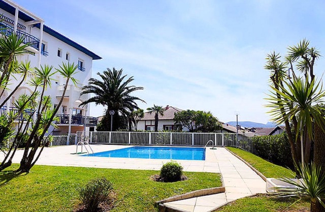 LUXURY APARTMENT IN HEART OF TOWN QUIET BEACH WALK