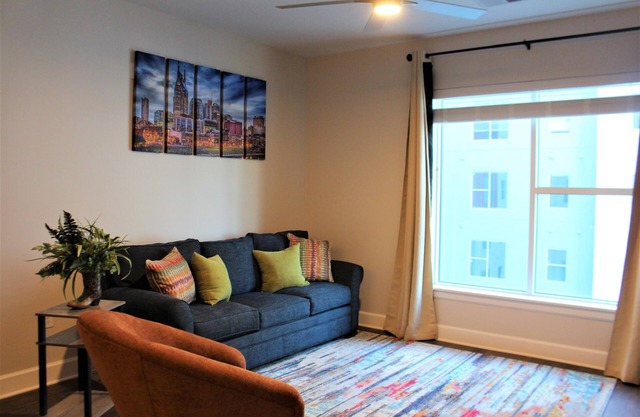 Luxury apartment - 2 mins to Broadway!