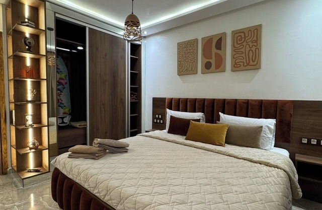 Luxury apartment free netflix and garage