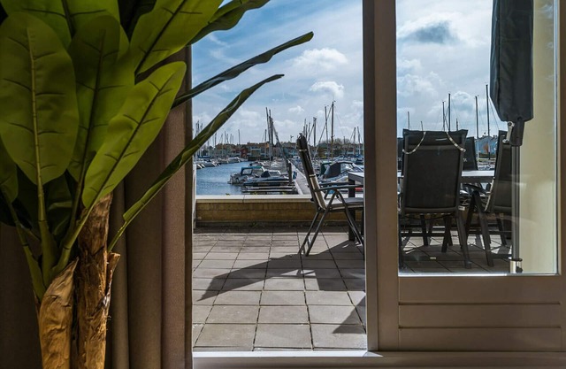 Luxury appartement overlooking the marina for 10 people.
