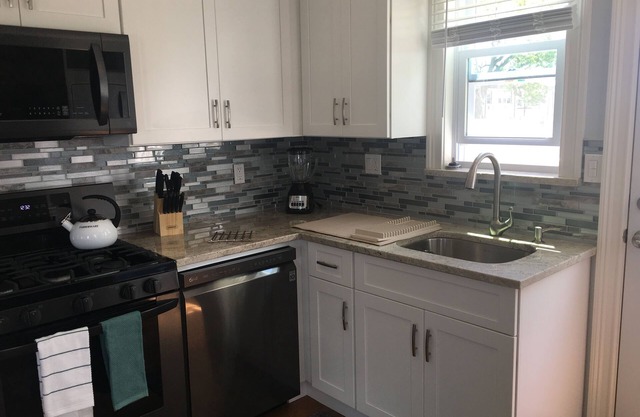 Luxury Apt! 2 & 1/2 Blocks to Ocean. Loc on 2nd Flr 3bd/2bth balcony!