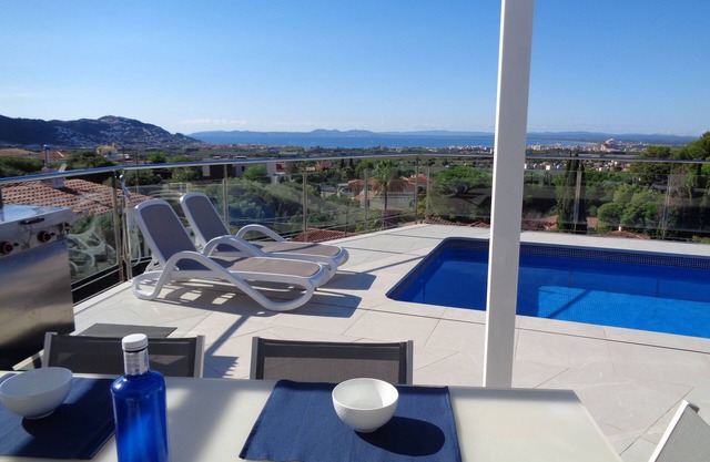 Luxury at Villa Rosas, Pool, Magical sea and mountain view