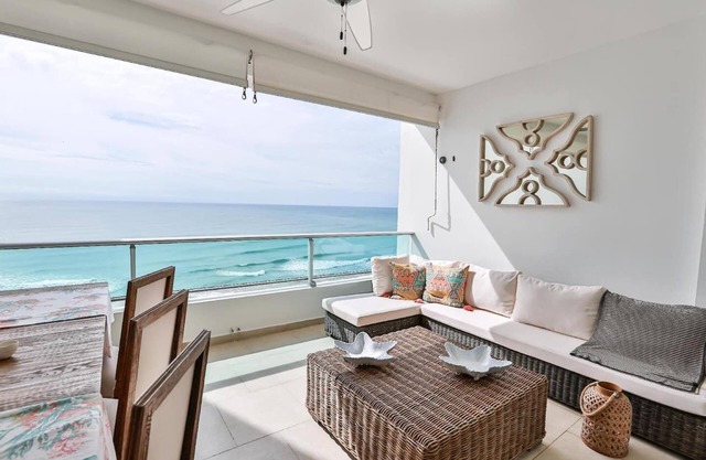 Luxury Beachfront w/80 Inch SmartTV, Full Kitchen
