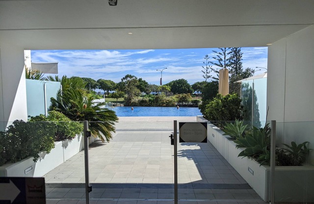 Luxury Beachside Courtyard resort apartment 2 br 2 bath Family sized, beach 1min