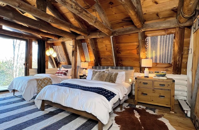 Luxury Cabin Retreat I 8 min to Windham I WiFi I Private I Firepit I BBQn