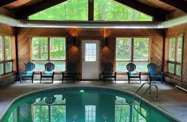 Luxury Cabin with Indoor Heated SaltWater Pool!