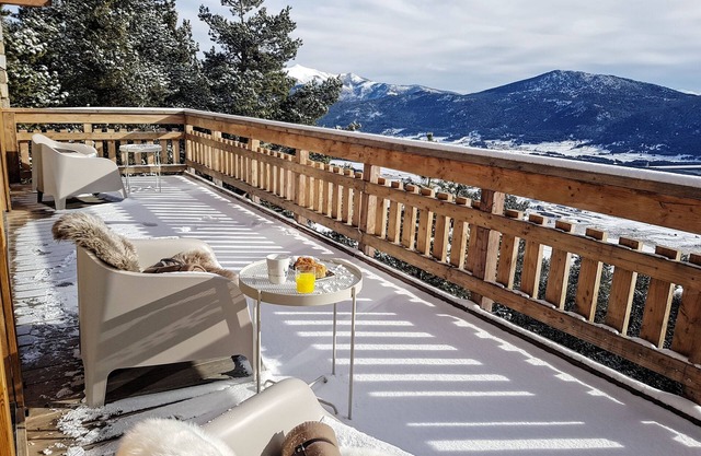 Luxury chalet with lake view, SPA/Heated swimming pool, 300m from the ski slopes
