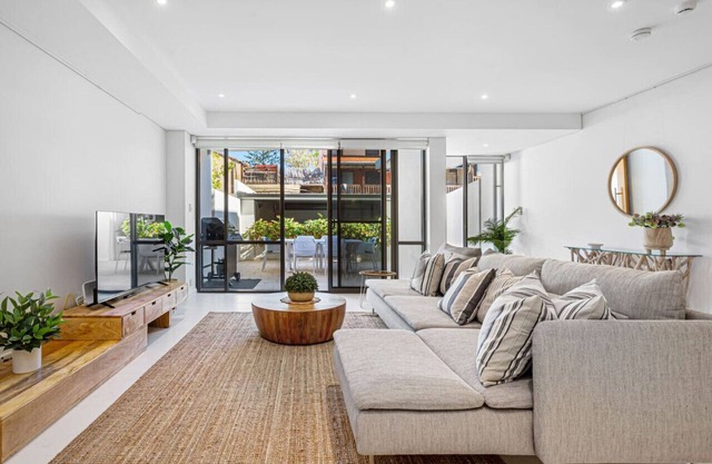 Luxury Coastal Townhouse: 130m to Cottesloe Beach!