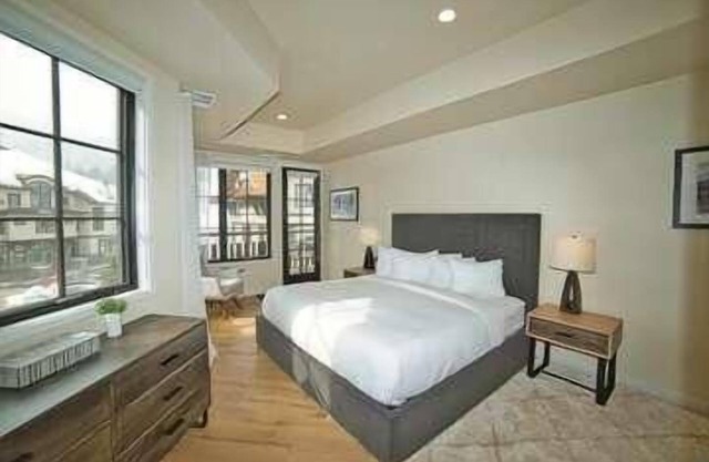 Luxury Condo|Fireplace|Balcony|Plaza and Mountain View