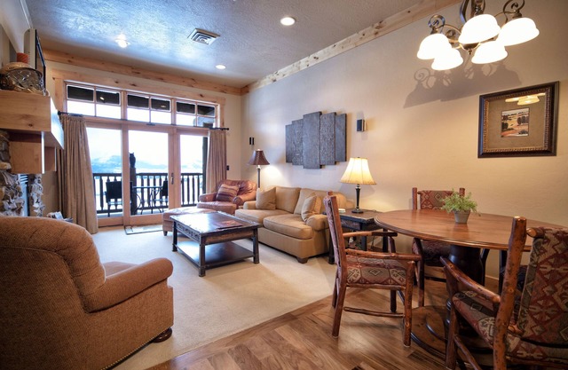Luxury Condo in Victor. A/C, W/D, WiFi, Balcony, Grill, Garage Parking. #307