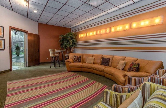 Luxury Downtown full condo - Free Indoor Parking