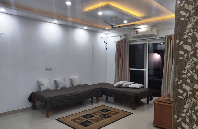 Luxury & Elegant Home Stay for 6, apartment loaded with amenities, near airport.