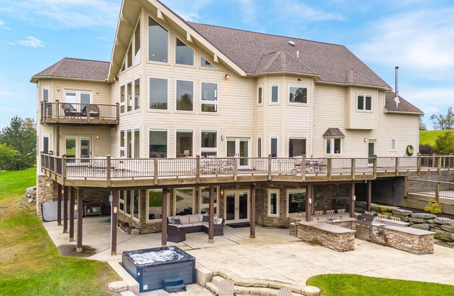 Luxury Estate, Breathtaking View, Storybook Town, Pool, Hottub, FirePit, Game Rm