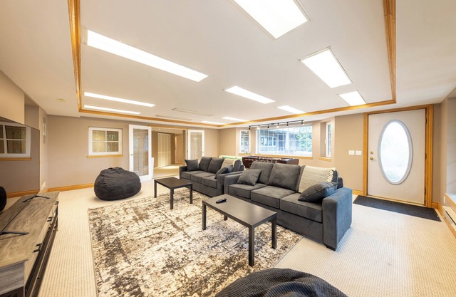 Luxury Farm House for Events/Pool/HotTub Sleeps 24