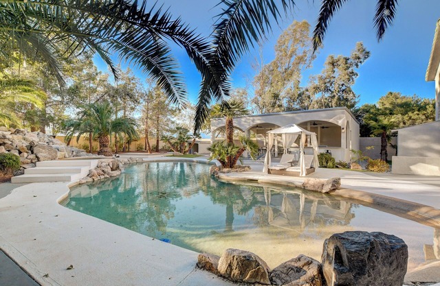 Luxury gated villa 10 miles to the strip!