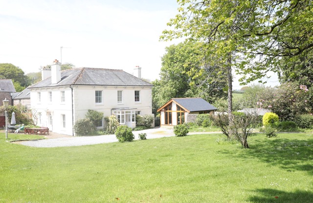 Luxury Grade II Listed Georgian Farmhouse Set In Extensive Gardens