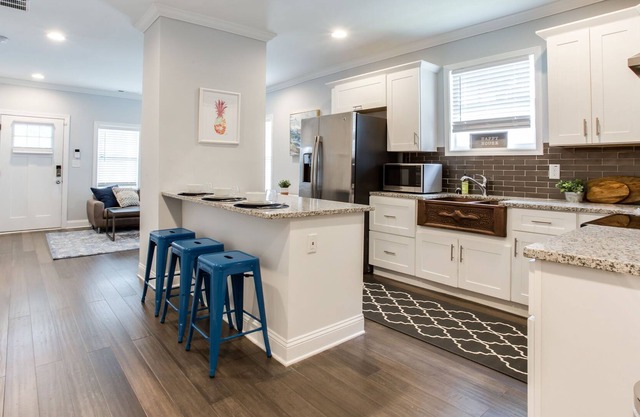Luxury Heaven in the Hoods - Great Location w/KingBeds