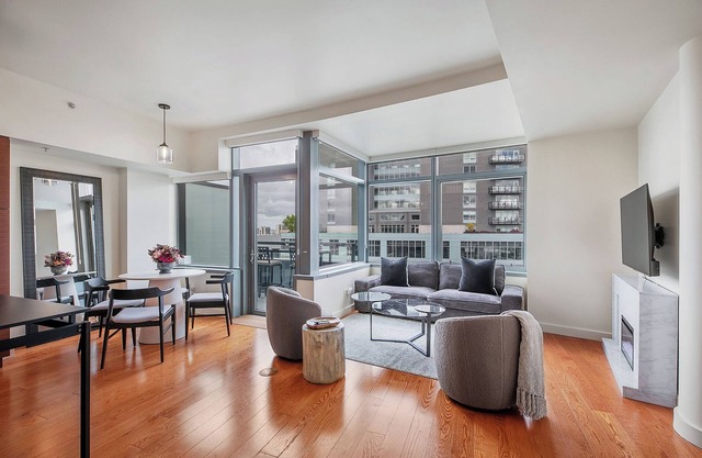 Luxury high rise condo with river and mountain views, walk to OHSU