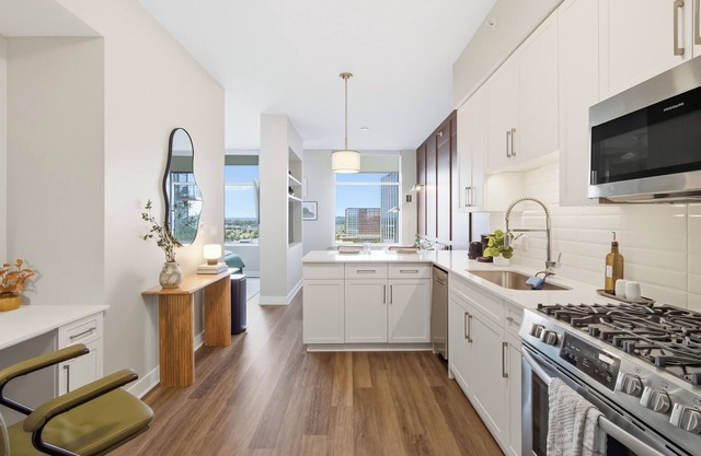 Luxury High-Rise Studio On Broadway. Free Parking!