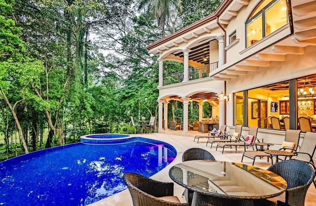 Luxury Home, Casa Vista Paraíso, Pool, Rainforest View, Access to Amenities.