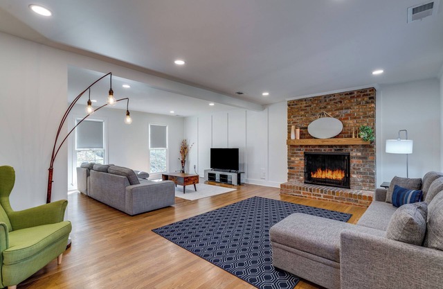 Luxury Home in Brookhaven Atlanta with Pool Table for 30+ Days stays