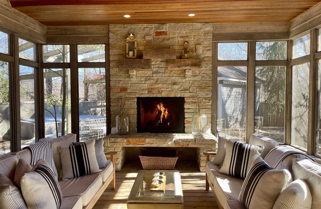 Luxury home w Assoc pool, private hot tub. Walk to lake, restaurants,brewery