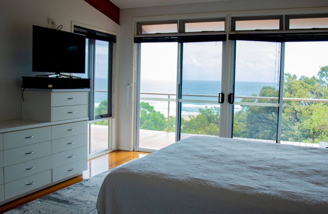 Luxury house, extensive beach + ocean views, minutes to flags on Cylinder Beach