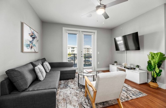 Luxury King 1bd Pool + Gym + Parking + Stockyards