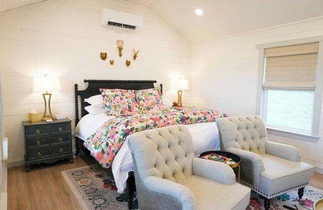 Luxury King Suite with private hot tub and firepit in the heart of wine country