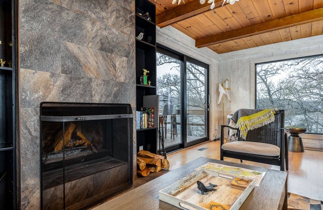 * Luxury Lakefront Cabin in the Woods