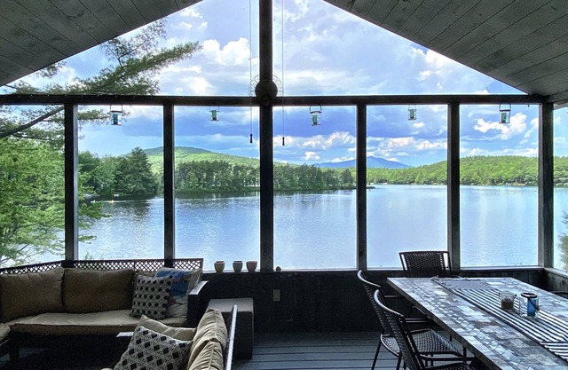 Luxury Lakefront Retreat Stunning Views, Fall Foliage, Minutes from North Conway