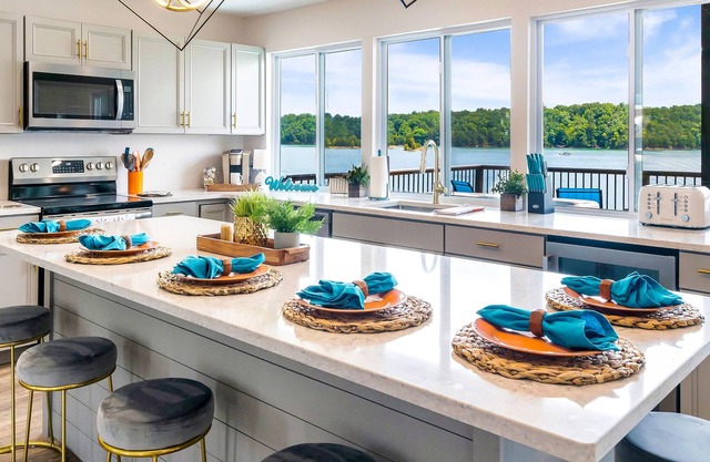 Luxury Lakehouse (4-Bedroom Home) - Handicap accessible by RedAwning