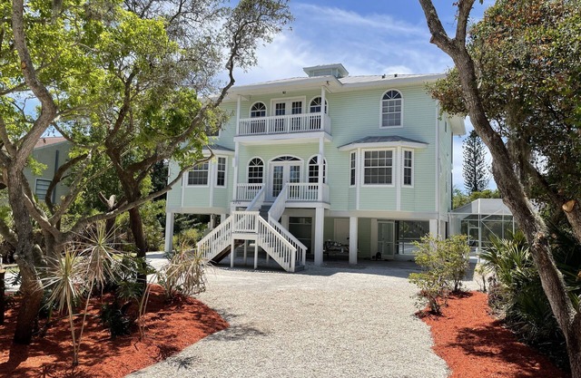 Luxury Lemon Bay 6 BR villa with pool & tennis court for 10 people