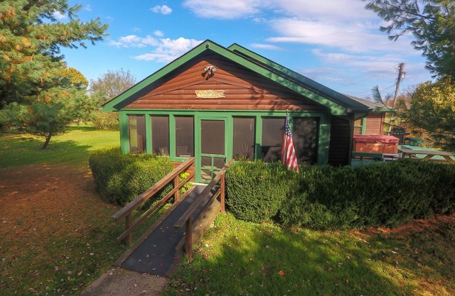 Luxury Lodge Hocking Hills with Hot Tub overlooking pond and breath taking views